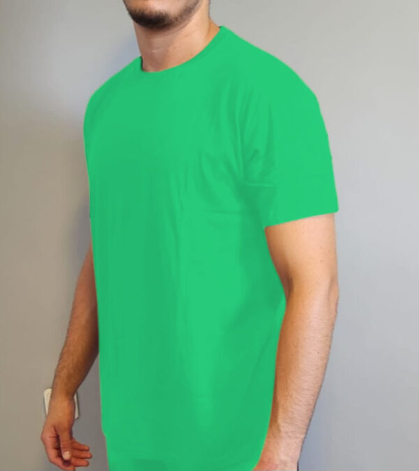 חולצה ירוקה חלקה, 100% כותנה. גוון ירוק בנטון בהיר