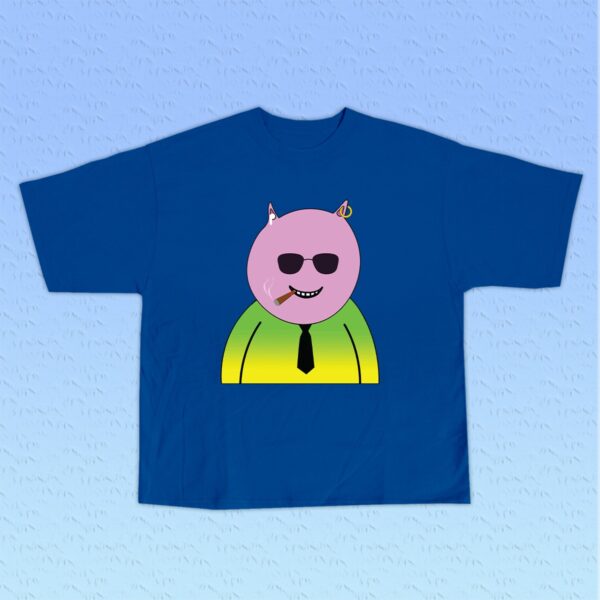 חזיר העסקים על חולצה כחולה