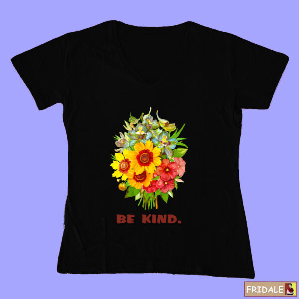 חולצה שחורה עם הדפס פרחוני וכיתוב be kind