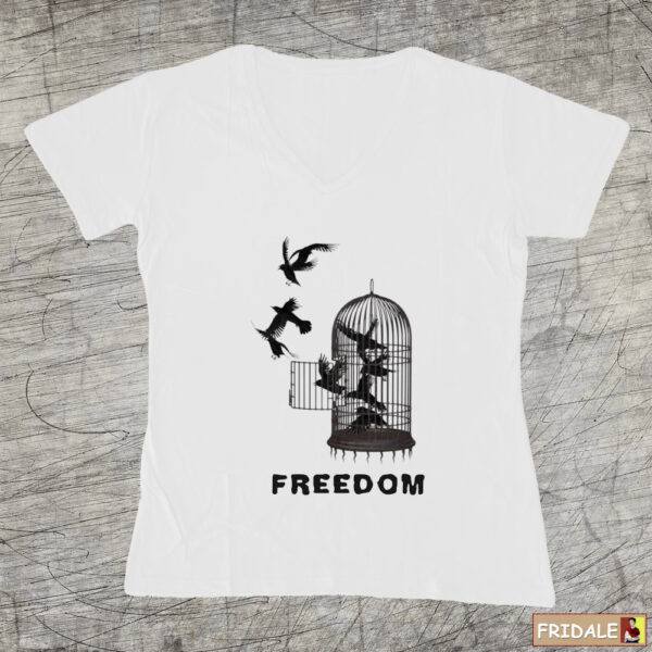 freedom - עפים אל החופש - הדפס שחור על חולצה לבנה של כלוב ציפורים פתוח והכיתוב - חופש באנגלית