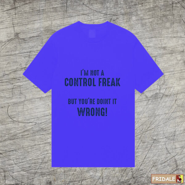חולצת קונטרול פריק: אני לא חולה שליטה, אבל אתה עושה את זה לא נכון - סדרת משפטים מצחיקים על חולצות