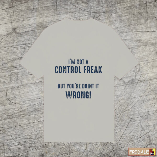 חולצה אפורה עם הדפס - לא חולה שליטה באנגלית