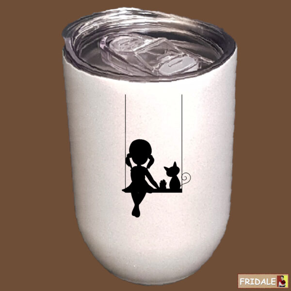 סילואט ילדה וחתולה על כוס טרמית