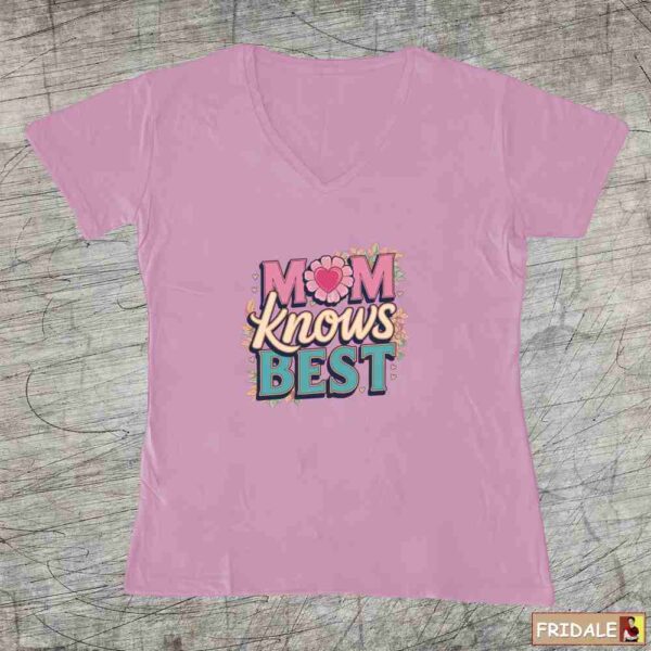 חולצת אמא יודעת הכי טוב - mom knows best - על חולצת נשים צווארון V