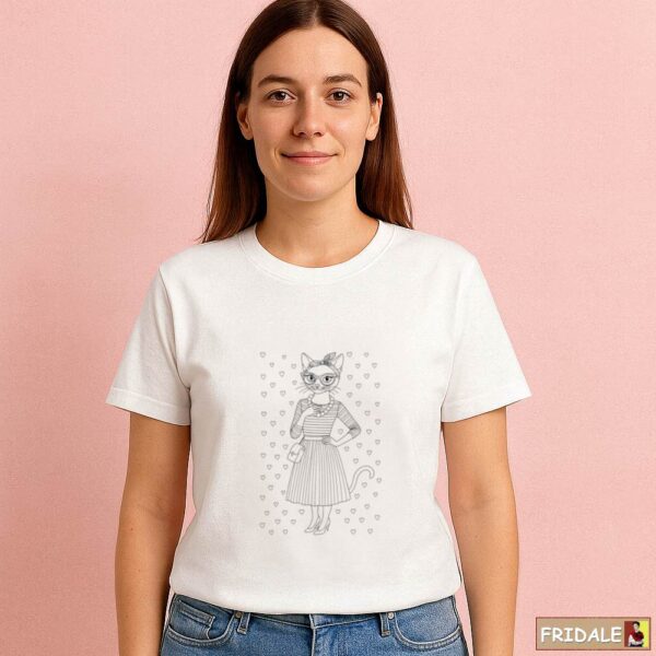 החתולה הכי אופנתית - הדפס שחור על חולצה לבנה
